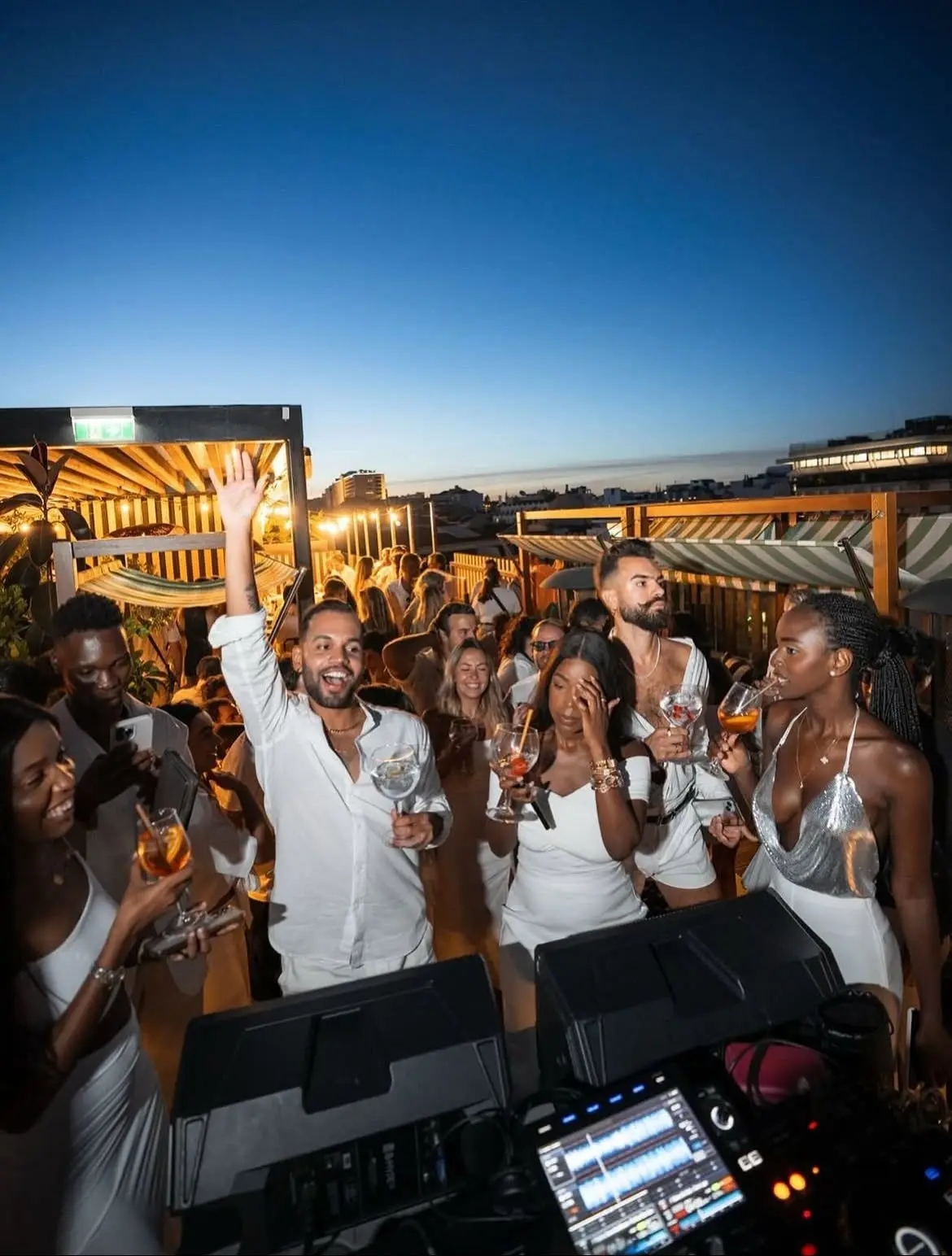 Festa de branco no salão de um hotel