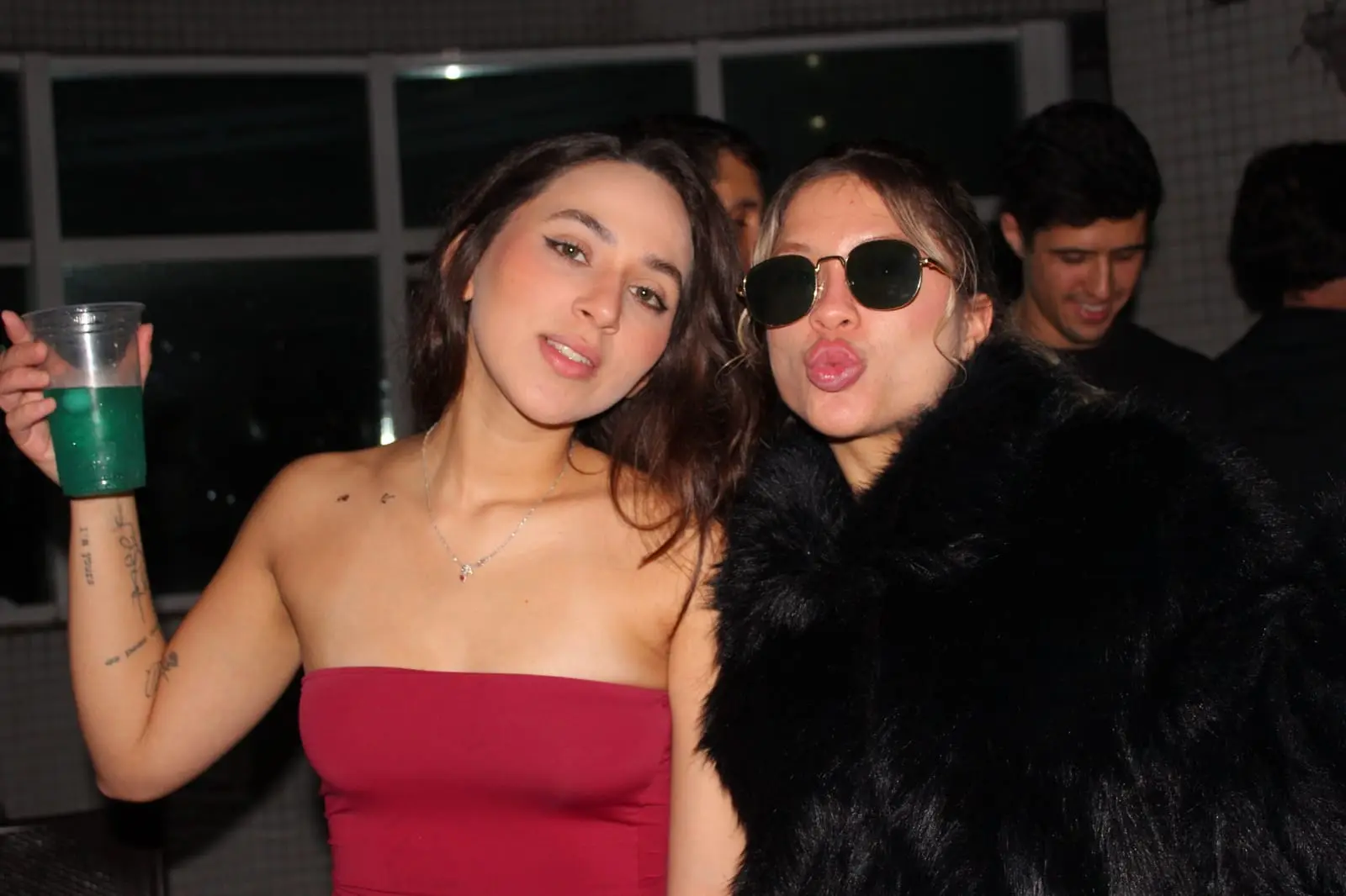 Duas convidadas posando no último after da Brazilian Bayle
